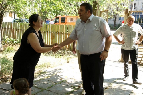 ქუთაისში სოციალურად დაუცველ ოჯახებს სახლის  სახურავებს უცვლიან