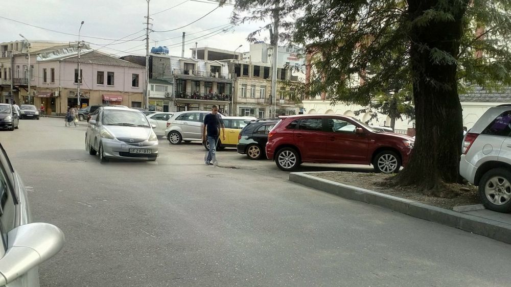 მიტაცებული ტროტუარები ქუთაისში, კინო “საქართველოს” მიმდებარე ქუჩებზე  [PHOTO]