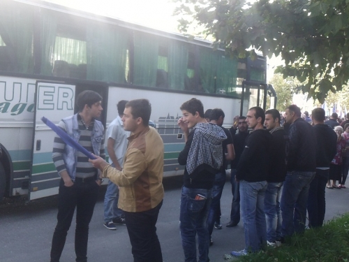 ქუთაისში ივანიშვილთან და მარგველაშვილთან შესახვედრად ამომრჩევლები ავტობუსებით ჩამოიყვანეს