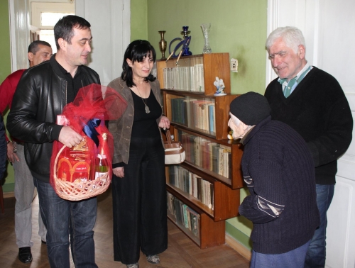 საფიჩხიაზე მცხოვრებ სამამულო ომის ვეტერანებს სააღდგომო ნობათი გადასცეს