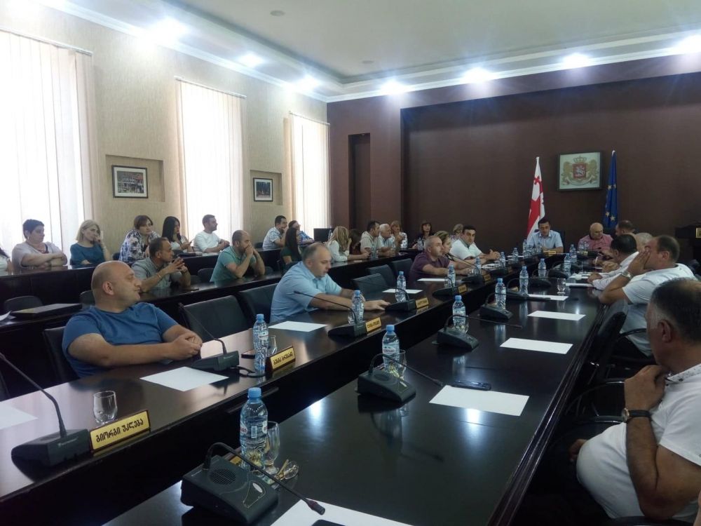 “დიდი თურქობა დავარქვი ამას”-ქუთაისში გაჭიანურებულ სამუშაოებს საკრებულოს უმრავლესობა აკრიტიკებს