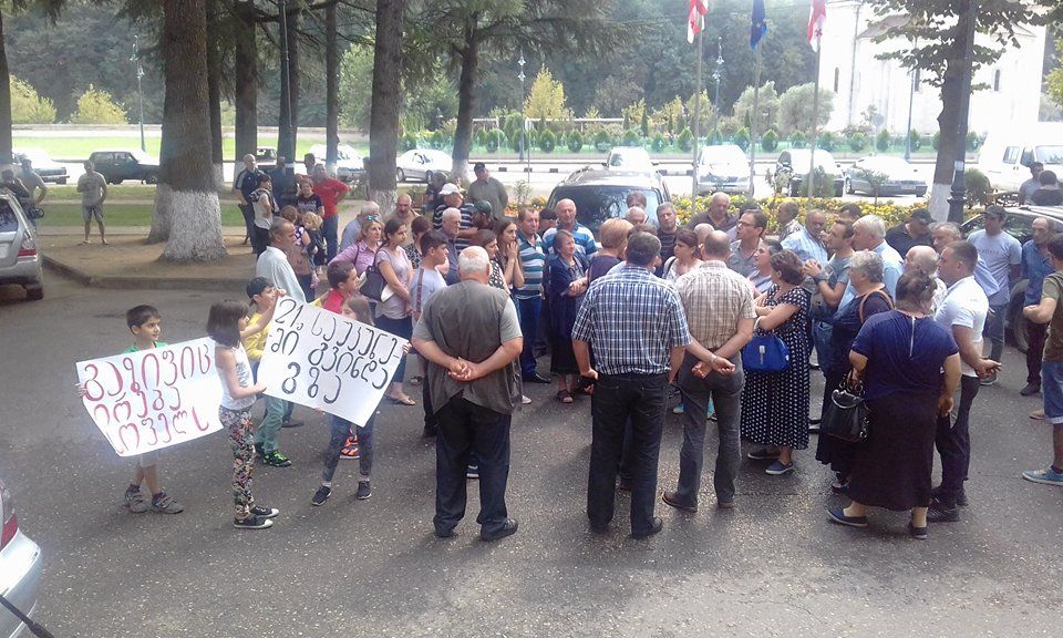 ზესტაფონში გზის მოწესრიგების მოთხოვნით მერიასთან აქცია გაიმართა