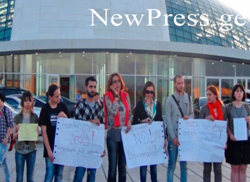 ჰომოფობიის საწინააღმდგო აქციის მონაწილეებმა პარლამენტთან გადაინაცვლეს