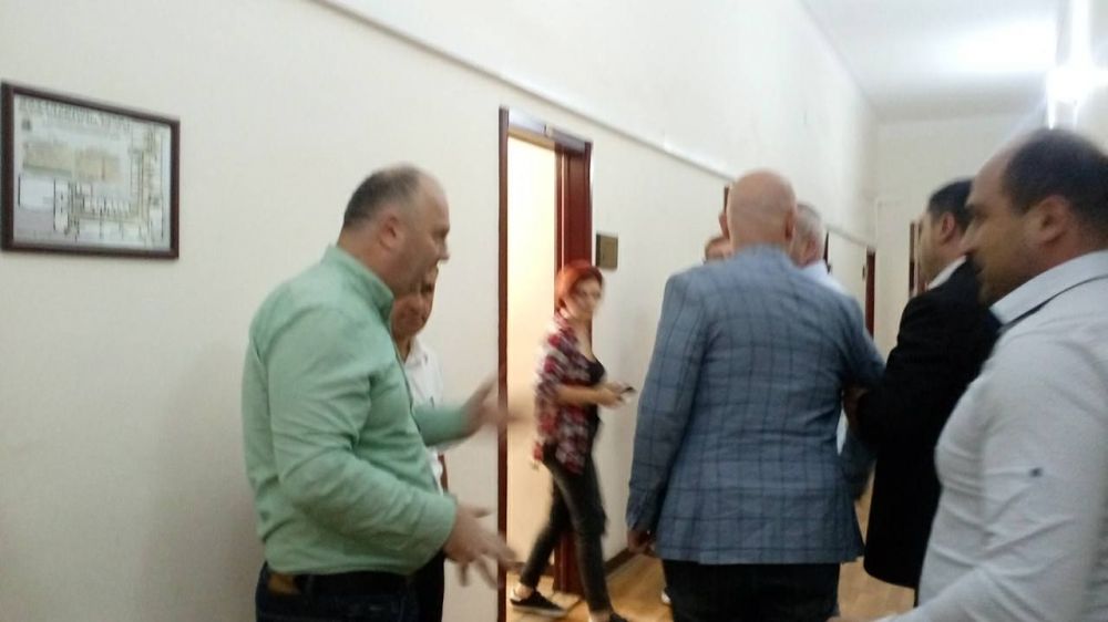 ქუთაისის მერიაში  “ქართული ოცნების” დეპუტატები “ნაციონალური მოძრაობის” წევრს ფიზიკურად გაუსწორდნენ