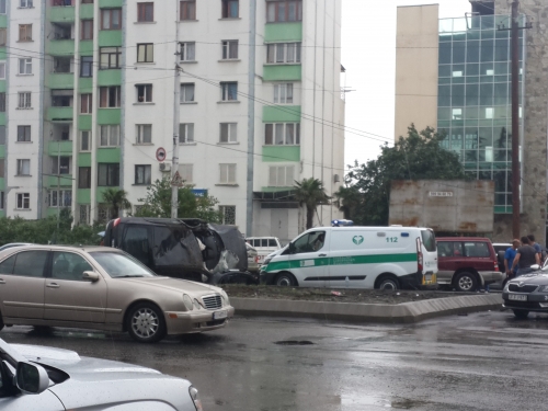 ქუთაისში “უსაფრთხოების კუნძულზე” მანქანა ამოყირავდა
