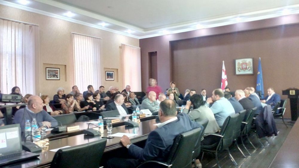 ქუთაისში საკრებულოს სხდომაზე ოპოზიციამ უმრავლესობის წევრს სოლიდარობა გამოუცხადა