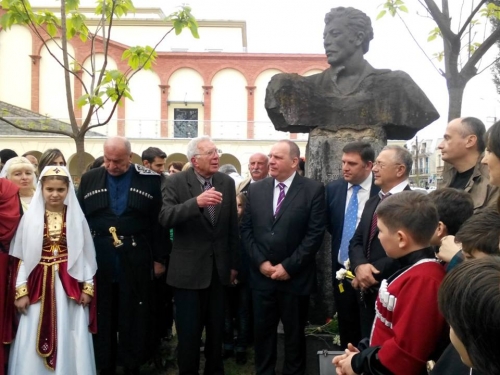 “ორმაისობას” „სამი ოთარის” ძეგლს პატივი მიაგეს