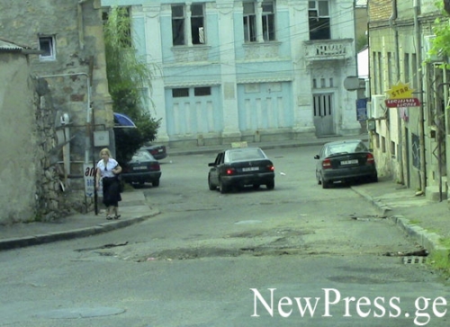 ქუთაისში გზის რეაბილიტაციისას ამოთხრილი ორმო უცვლელად დატოვეს(Video)