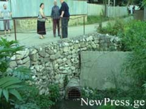წინ წყალი უკან მეწყერი – საფრთხეში მყოფი
მო­სახლეობა დახმა­რებას ქუ­თა­ი­სის მე­რი­ას თხოვს