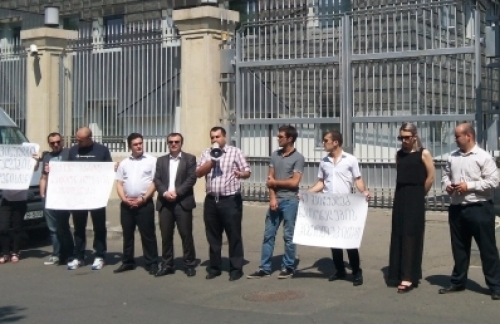 პრეზიდენტს “ნაციონალური მოძრაობისაგან”დისტანცირებისაკენ მოუწოდებენ