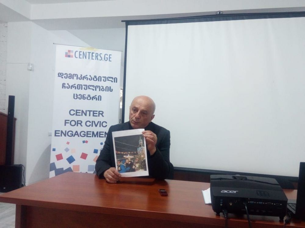 ქუთაისის საკრებულოს თავმჯდომარის კრემლის ფონზე პოზირებას არასამთავრობო ორგანიზაცია აპროტესტებს