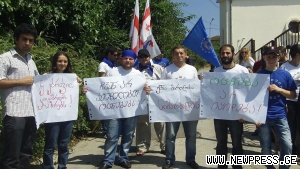 „ქართული ოცნება“  საქალაქო სასამართლოს წინ აქციას მართავს
