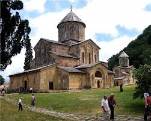 გელათის ტაძართან ვიზიტორთა ცენტრის მშენებლობას აპროტესტებენ