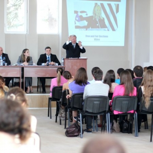 დიპლომატიის სკოლა მიღებას აცხადებს