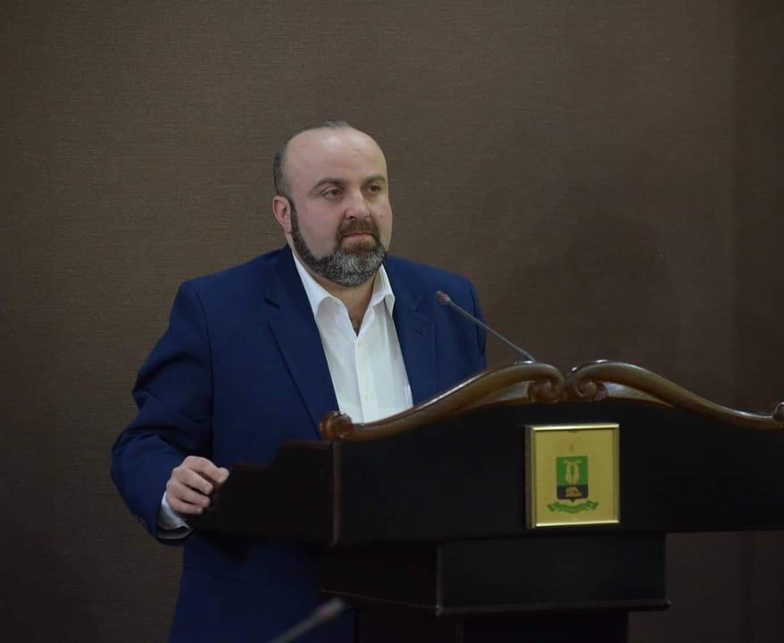 “რომ წაართვა, მისი უნდა იყოს”-მერიაში კაფეს მფლობელების ბრალდებებს პასუხობენ