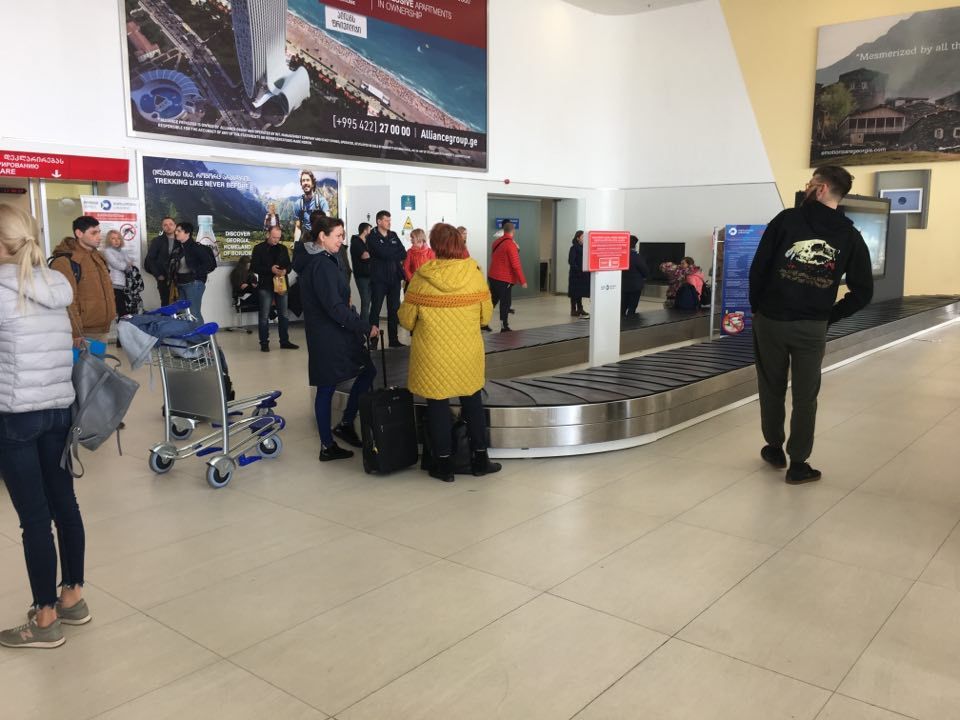 ქუთაისში ძლიერი ქარის გამო მგზავრები ბარგს ვერ იღებენ