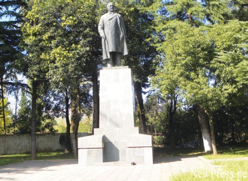 ქუთაისში ძეგლებზე ორენოვანი საინფორმაციო დაფები  განთავსდება