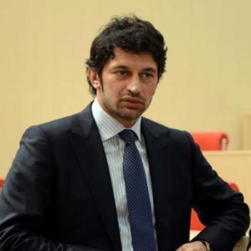 კახა კალაძე “ქართული ოცნების” ქუთაისის შტაბში შეხვედრას მართავს