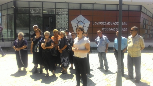 ქუთაისში პატიმრებმა თვალები და პირი ამოიკერეს