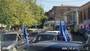 ქუთაისის ცენტრალურ მოედანზე მიმავალი ხალხის ნაკადი არ წყდება