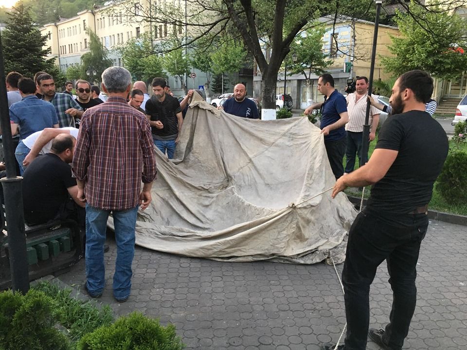 ჭიათურაში გაფიცულმა მაღაროელმა პროტესტის ნიშნად პირი ამოიკერა