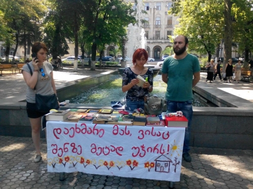 ცენტრალურ ბულვარში საქველმოქმედო აქცია მიმდინარეობს