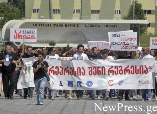 “წამალდამოკიდებული ავადმყოფია და არა დამნაშავე” – პარლამენტში 60 000 მოქალაქის ხელმოწერა შეიტანეს