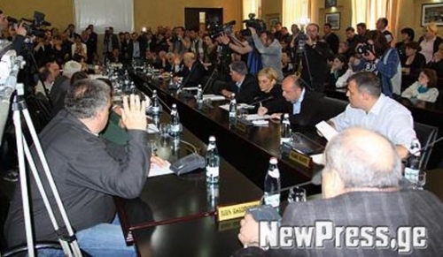 დაპირისპირება ქუთაისის საკრებულოში – 2014 წლის ბიუჯეტის განხილვა ხმაურის ფონზე მიმდინარეობს
