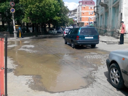 დაზიანებული მილის გამო რამდენიმე ქუჩაზე წყალი იღვრება