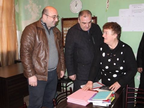 ხანძრის შედეგად დამწვარ სკოლას საჩუქრად წიგნები გადასცეს