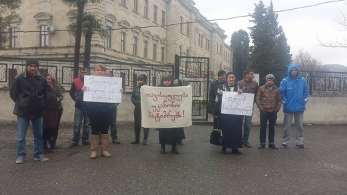 პატიმრების მშობლებმა სააპელაციო სასამართლოს წინ აქცია გამართეს