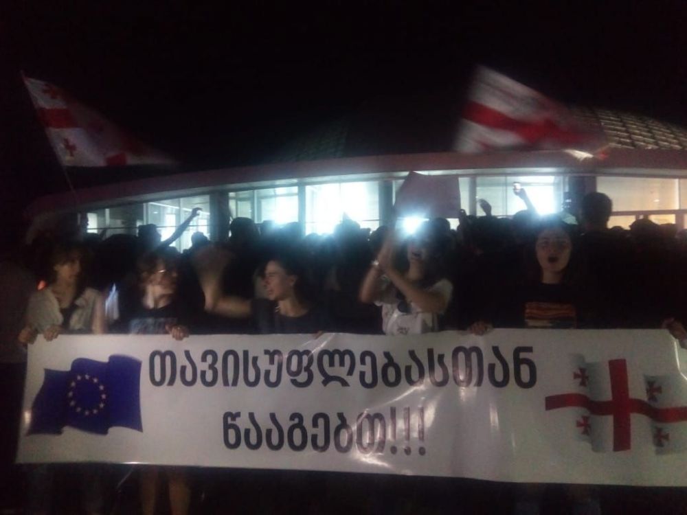 ქუთაისში აქცია პარლამენტის ყოფილ შენობასთან გაიმართა [VIDEO]