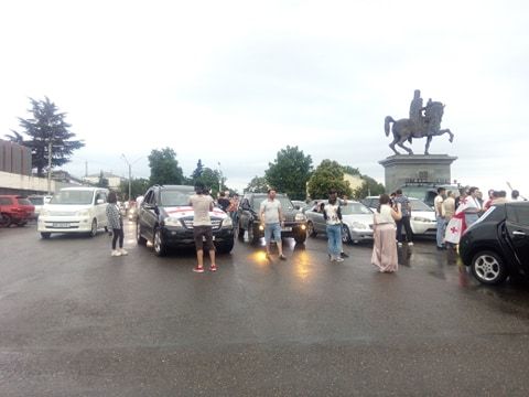 “დაუსიგნალე გახარიას”– ავტომობილების მსვლელობა ქუთაისში