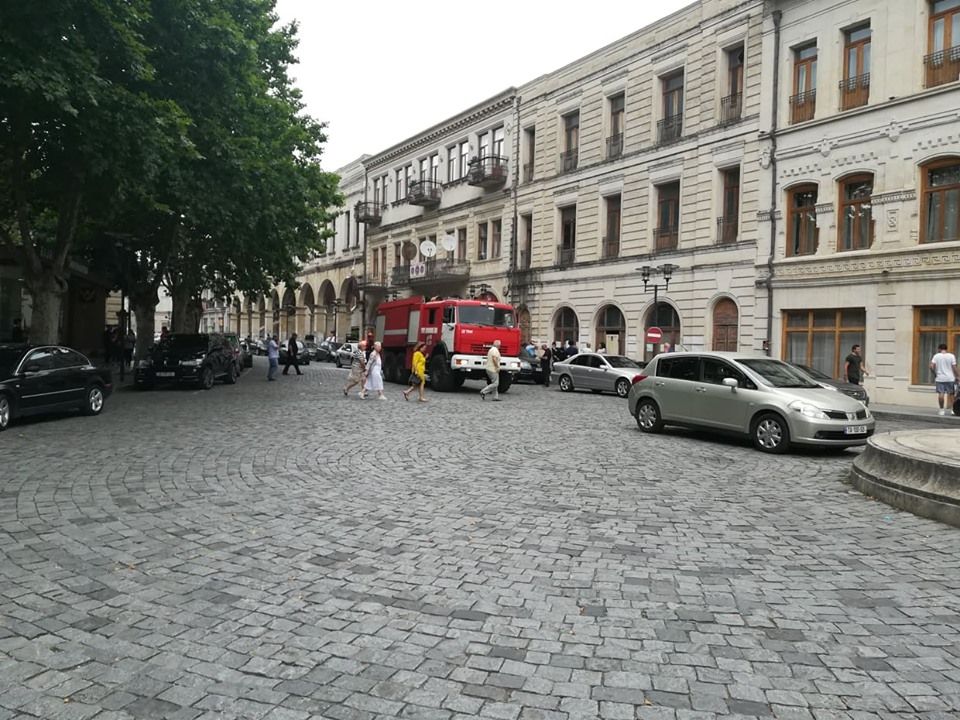 ქუთაისში ავტომობილს ცეცხლი გაუჩნდა