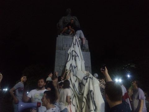 “რუსეთის მსახურის ადგილი ქუთაისში არ არის”–ვასილ კიკვიძის ძეგლს თეთრი ნაჭერი გადააფარეს