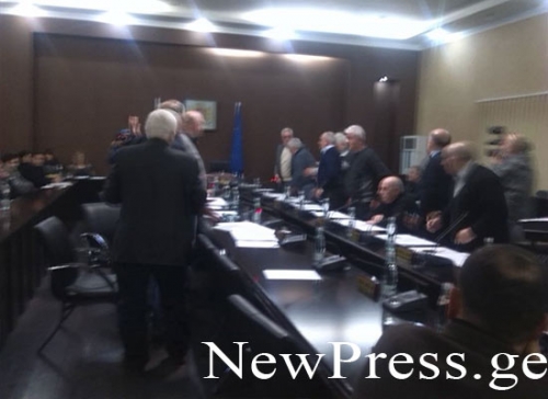 ვიქტორ დოლიძემ ამირან ძოწენიძეს საკრებულოს სხდომაზე „ბორჯომის“ ბოთლი ესროლა