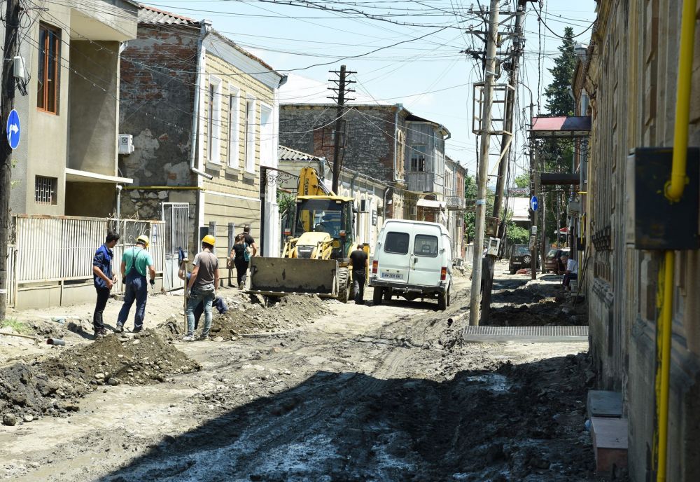 ქუთაისში, ლორთქიფანიძის ქუჩაზე გზის საფარის მოწყობა მიმდინარეობს