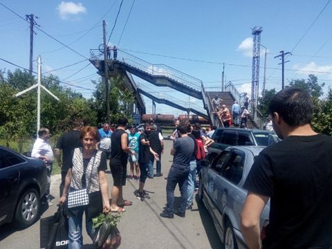 სამტრედიაში  აქციის მონაწილეები და მოქალაქეები ერთმანეთს დაუპირისპირდნენ