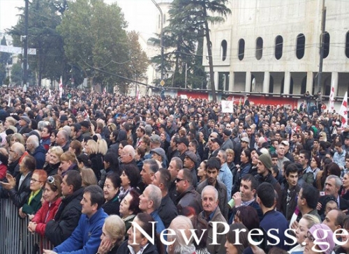 თბილისში, რუსთაველის პროსპექტზე 30 ათასამდე ადამიანია შეკრებილი