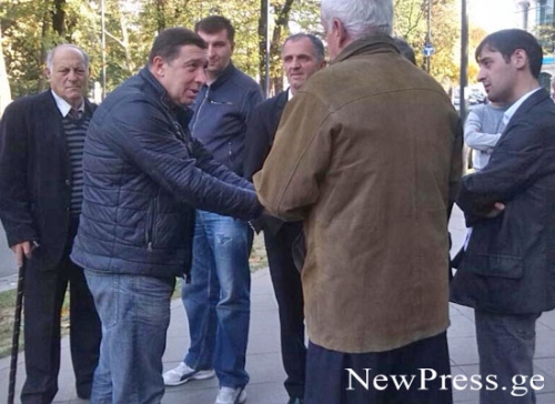 როგორ “ალაგებდა სიტუაციას” გოჩა თევდორაძე ქუთაისის მერიის წინ