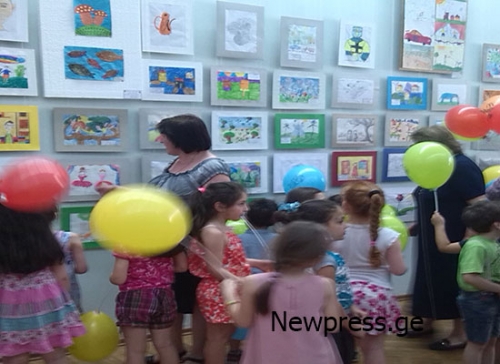ბავშვთა სურათების გალერეა 15 წლისაა