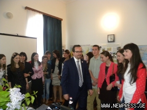 ჯონ ბასი სტუდენტებს დიპლომატიასა და პოლიტიკაზე ესაუბრა