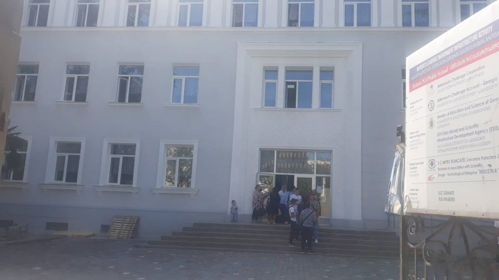 “ქუთაისის მე-13 საჯარო სკოლაში ბავშვებს ფარდებისთვის თანხის აკრება დაავალეს”