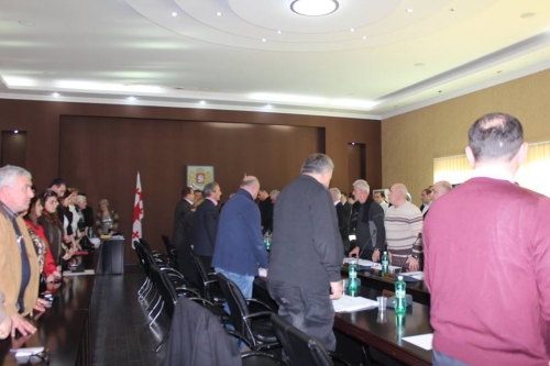 საკრებულოს სხდომა წუთიერი დუმილით დაიწყო