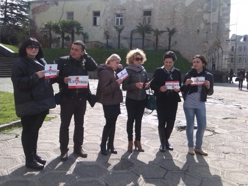 “ეს შენ გეხება, ისევ გვისმენენ!” – მშვიდობიანი აქცია ქუთაისში