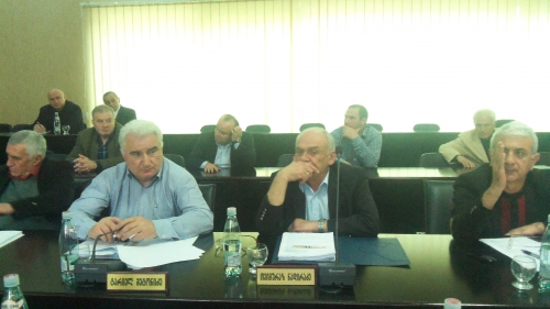 “პარკებით დადიან და საპატიო ქუთაისელის სტატუსს ითხოვენ“-თეიმურაზ ნადირაძე