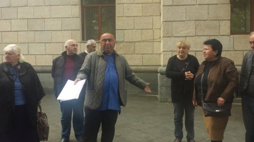 ქუთაისის მერიაში პრემიების გაცემა აქციით გააპროტესტეს