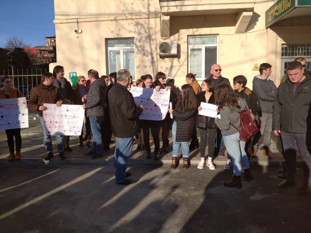 “ბავშვის ღირსება ხელშეუხებელია” -იმერეთის პოლიციის დეპარტამენტთან აქცია გაიმართა