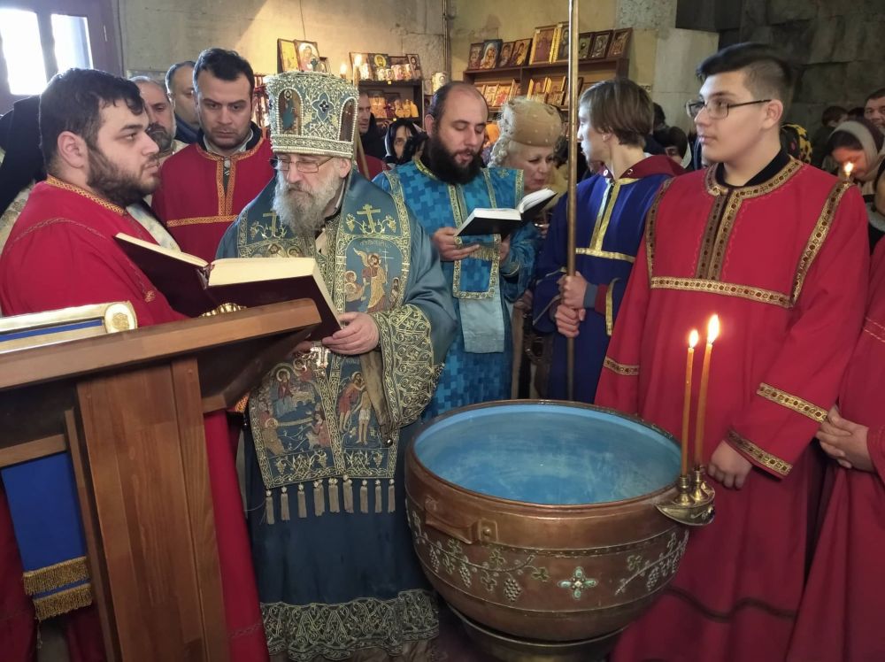 მეუფე იოანემ ბაგრატის ტაძარში ნათლისღების დღესასწაულთან დაკავშირებით  საზეიმო წირვა-ლოცვა აღავლინა
