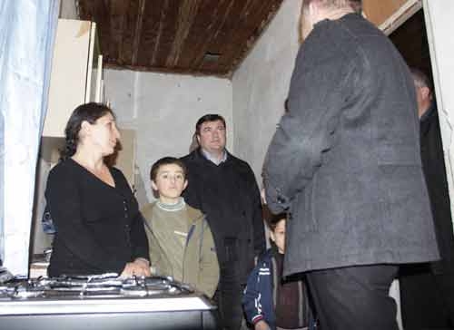 თერჯოლაში 2 მრავალშვილიან ოჯახს საახალწლო საჩუქრები გადასცეს